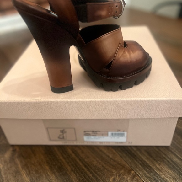 PRADA stunning two toned heels, like NWB, size 37 , authentic PRADA leather - Picture 9 of 9